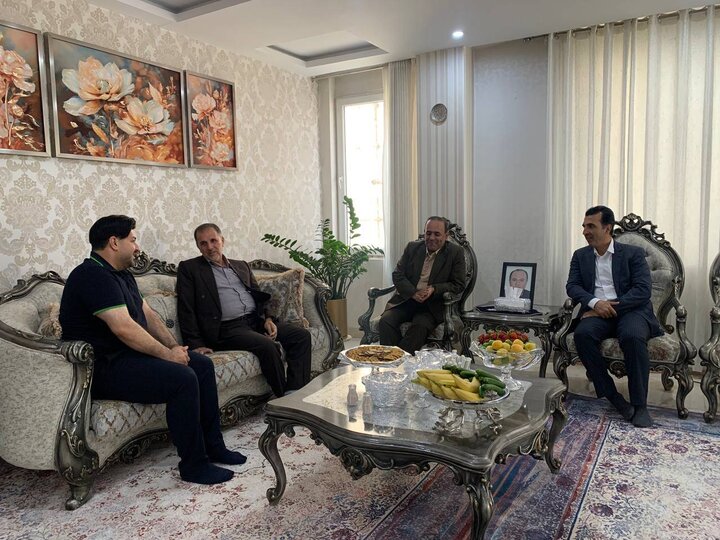 تجلیل از خانواده‌های شهدا و ایثارگران سنندج با اهدای یادبود رهبر شهید