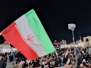 تداوم حضور انقلابی مردم در میدان امیرچقماق یزد
