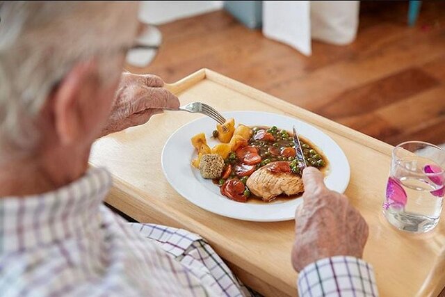 خوردن غذا در ساعات پایانی شب چه بلایی سر روده می آورد؟