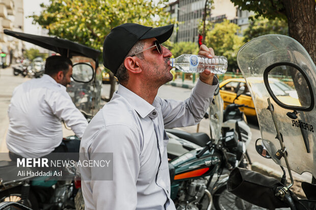 دمای ۵۰ درجه و عطش زیرساختی؛ خیابان‌های آبادان آبخوری ندارند