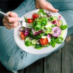 زنان یائسه این رژیم را امتحان کنند: وزن‌گیری را متوقف و چربی شکم را آب کنید