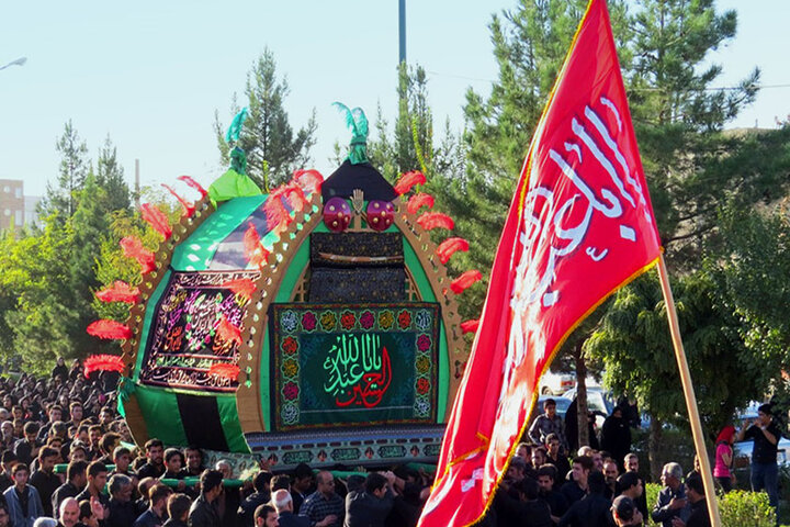 فارس مهد آیینهای عاشورایی؛ از چکچکوی استهبان تا سینه زنی قطاری شیراز فارس مهد آیینهای عاشورایی؛ از چکچکوی استهبان تا سینه زنی قطاری شیراز