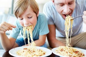 متخصصان تغذیه: جویدن ۲۰ دقیقه‌ای اشتهای کاذب را مهار می‌کند