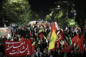 مردم ارومیه همچنان در لبیک به ندای رهبری در خیابان تجمع کردند