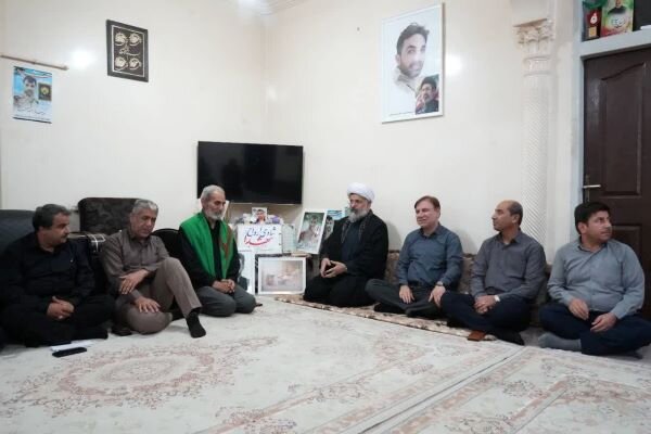 مسئولان استان بوشهر به دیدار خانواده شهدا رفتند