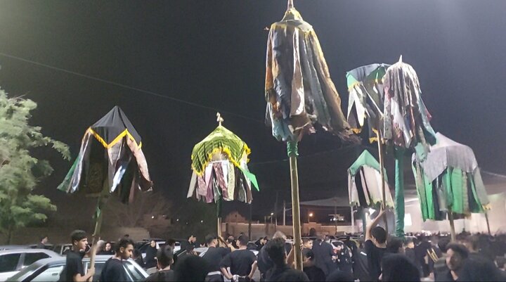 نوای «لبیک یا حسین» دسته‌جات عزاداری در شهر شاهدیه یزد