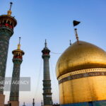 پرچم سوگواری سیدالشهدا(ع) بر فراز گنبد حرم بانوی کرامت برافراشته شد