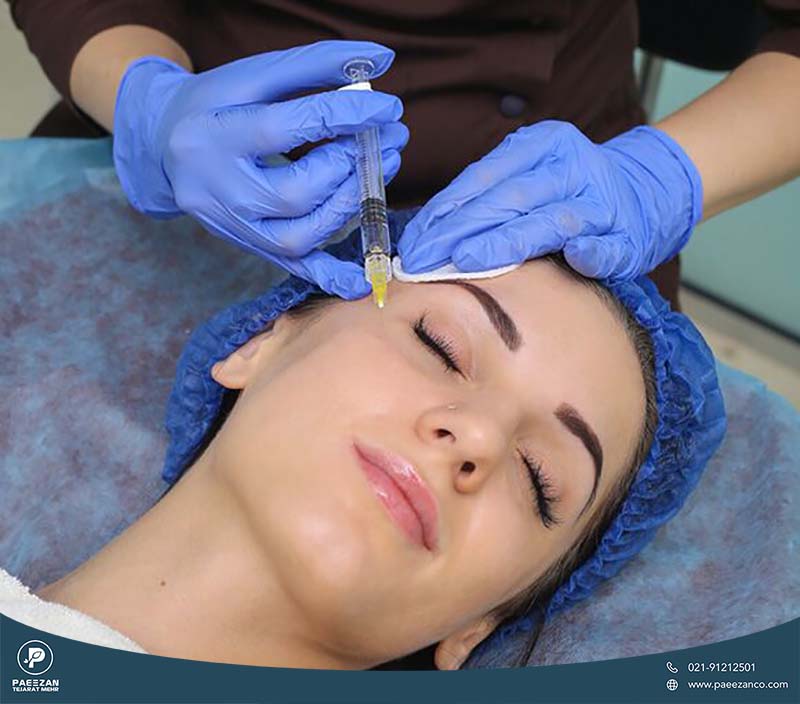 دختری که دکتر به صورت او پروفایلو تزریق می کند