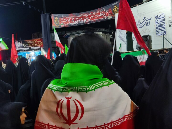 استمرار اجتماع شبانه مردم لنگرود در میدان برای وطن