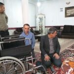 اهدای ۵ ویلچر به معلولان روستاهای میانه توسط بانوی نیکوکار