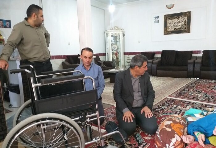 اهدای ۵ ویلچر به معلولان روستاهای میانه توسط بانوی نیکوکار
