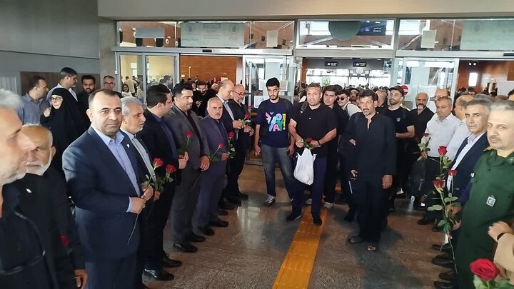 بدرقه ۶۶۰ زائر گیلانی در ایستگاه راه آهن رشت؛ قطار کربلا حرکت کرد