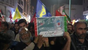 تشییع بقایای تازه تفحص شده شهدای مدرسه میناب در اجتماع مردم بندرعباس