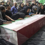 تشییع پیکر شهید امیرمهدی سالمی بر روی دستان مردم کرمانشاه