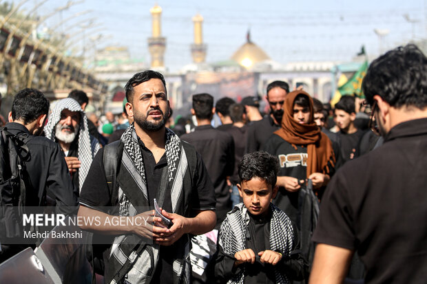 حضور زائران در بین الحرمین در کربلا