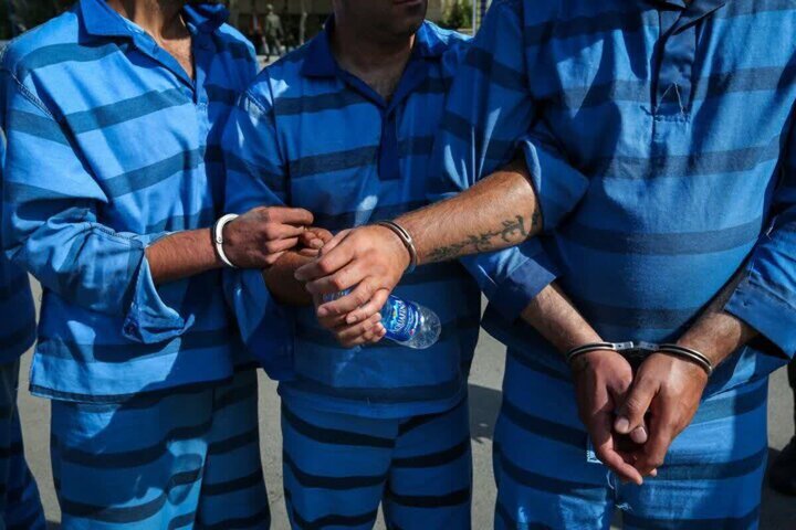 دستگیری سارق سریالی فروشگاه‌های سمنان؛ ۱۲ فقره سرقت کشف شد