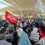 موکب سلام شهید در مرز مهران با رویکرد فرهنگی به زائران خدمت می کند