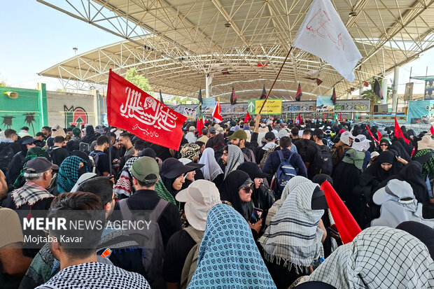 موکب سلام شهید در مرز مهران با رویکرد فرهنگی به زائران خدمت می کند