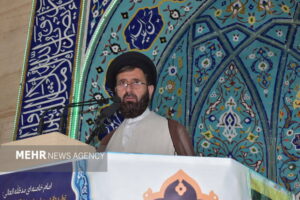 نماز جمعه دستاورد بزرگ انقلاب؛ مدعیان انقلابی‌گری در صف اول باشند