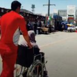 همراهی امدادگر کردستانی با زائر اربعین در باشماق