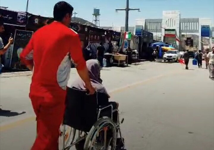همراهی امدادگر کردستانی با زائر اربعین در باشماق