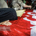 والدین شهیدان علوی و هنرمند در وداع با پیکر فرزندانشان