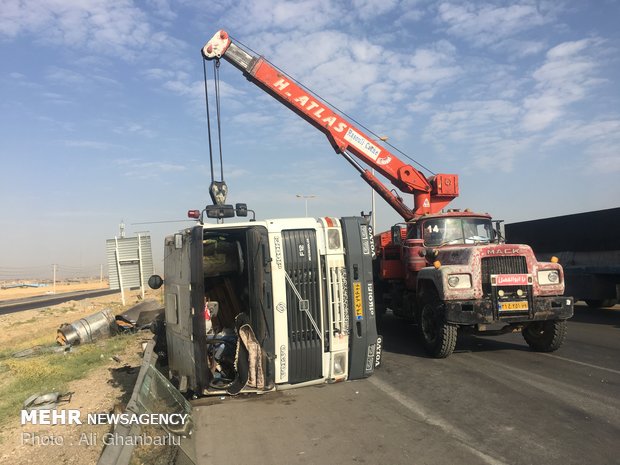 واژگونی تریلر در محور اراک - بروجرد یک فوتی برجای گذاشت