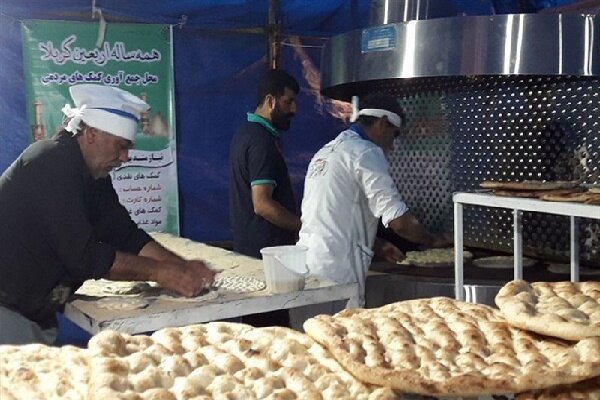 پخت ۱۷۰۰ قرص نان نذری در قائنات برای زائران حسینی