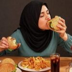 پرخوری عصبی در دختران نوجوان چه ارتباطی با عوامل روانی دارد؟