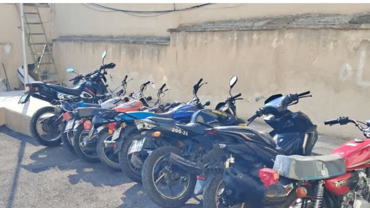 کشف ۱۰ دستگاه موتورسیکلت مسروقه در الیگودرز