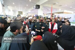 گفتگوی سردار رادان با زائران اربعین حسینی در مرز خسروی