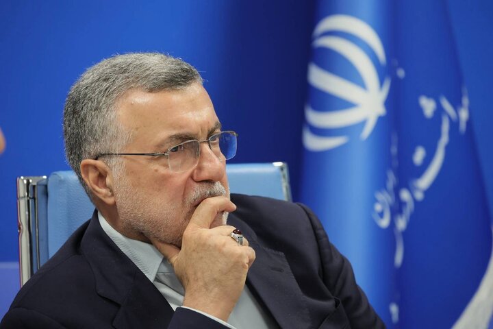 آقای وزیر؛ بیمار با سیاست درمان نمی‌شود!