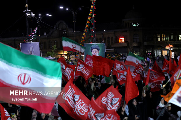 اجتماع شبانه سلماسی‌ها در حمایت از وطن همراه با جشن هفته وحدت