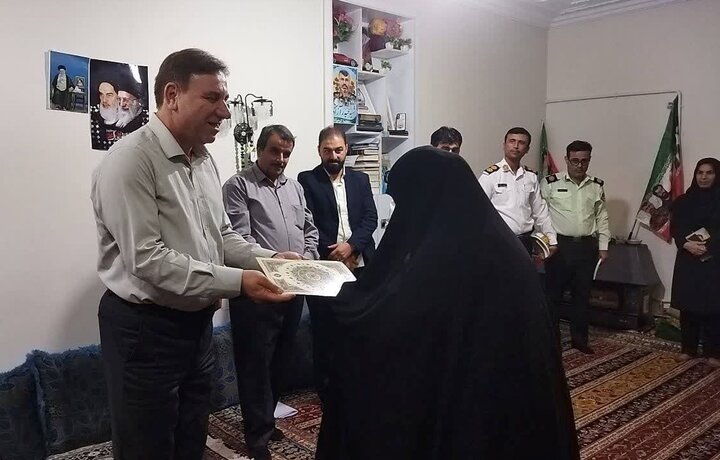 استاندار بوشهر با خانواده شهید اخلاقی در جم دیدار کرد