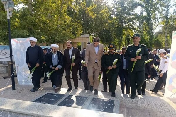 تجدید میثاق مسئولان نهاوندی با آرمان‌های شهدا در آغاز هفته دولت