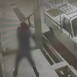 تخریب خودرو و مغازه با شمشیر در میانه؛ متهم شناسایی شد