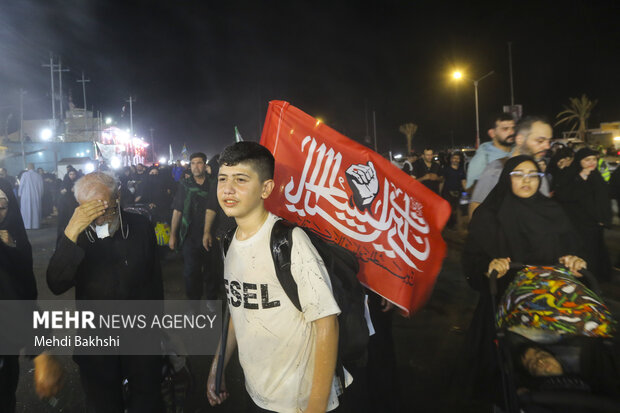 حضور مردم ایلام در میدان ۲۲ بهمن همراه با قرائت دعای کمیل