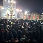 حضور گسترده زائران در مراسم چهلم تدفین رهبر شهید در حرم امام رضا(ع)
