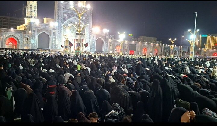 حضور گسترده زائران در مراسم چهلم تدفین رهبر شهید در حرم امام رضا(ع)
