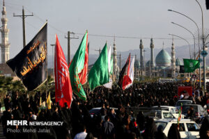 دلدادگان اربعین حسینی در قم ندای لبیک یا حسین(ع) سر دادند