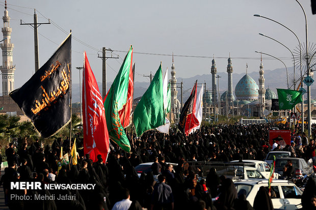 دلدادگان اربعین حسینی در قم ندای لبیک یا حسین(ع) سر دادند