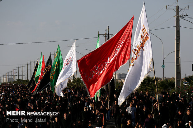 دلدادگان اربعین حسینی در قم ندای لبیک یا حسین(ع) سر دادند
