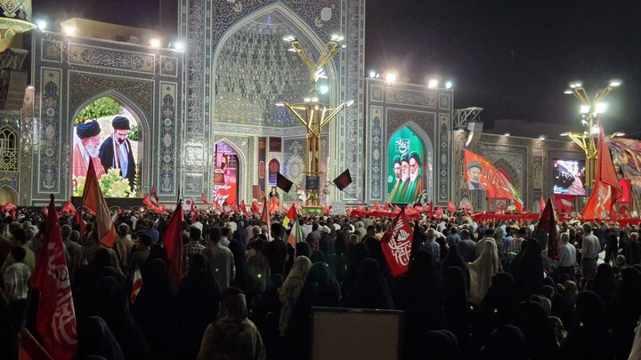 مدیحه‌خوانی و سینه زنی در چهلمین روز تدفین رهبر شهید در حرم رضوی