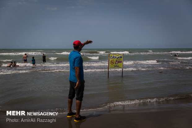 نجات ۱۹ شناگر از خطر غرق‌شدگی در سواحل بابلسر