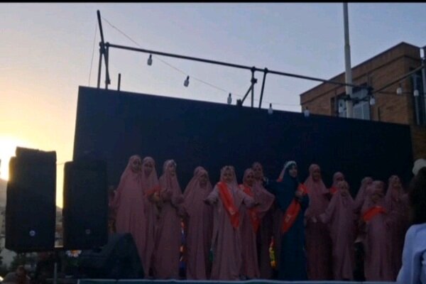 نوای سرود نوجوانان قروه در جشن پیامبر رحمت(ص) طنین‌انداز شد