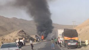 واژگونی تریلر در آزادراه «پل زال» و نجات راننده در میان شعله‌های آتش
