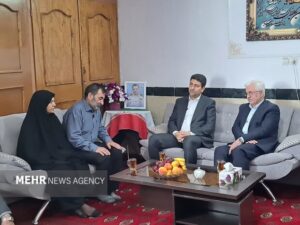 وزیر ارتباطات با خانواده شهید امیربهادر مایوان دیدار کرد