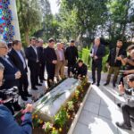 وزیر ورزش و جوانان به شهدای گمنام استانداری کردستان ادای احترام کرد