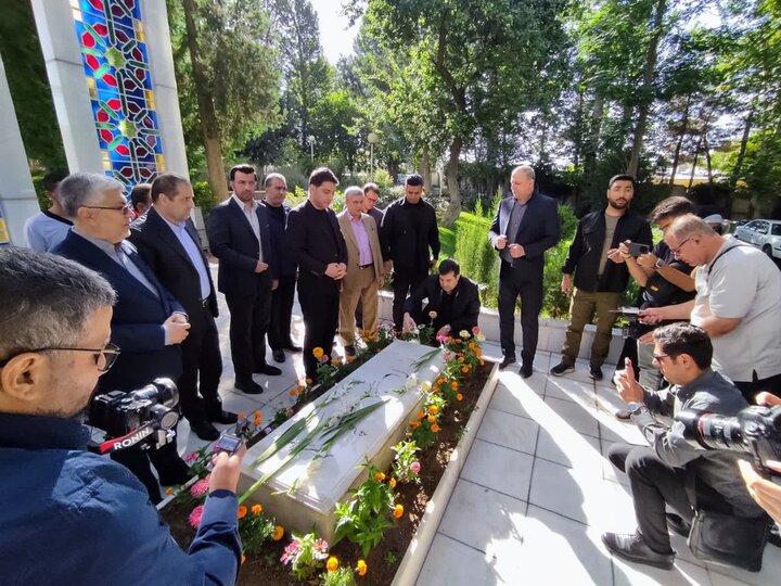 وزیر ورزش و جوانان به شهدای گمنام استانداری کردستان ادای احترام کرد