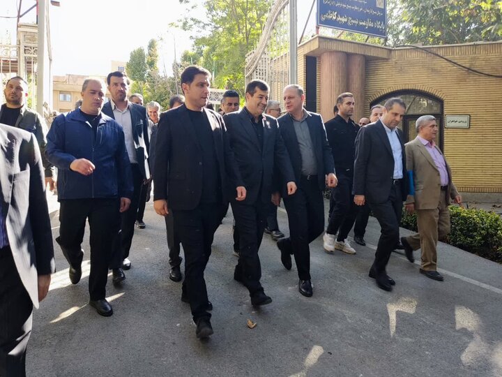 وزیر ورزش به شهدای گمنام استانداری کردستان ادای احترام کرد